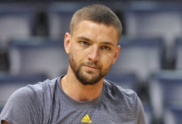 Chandler Parsons looking on