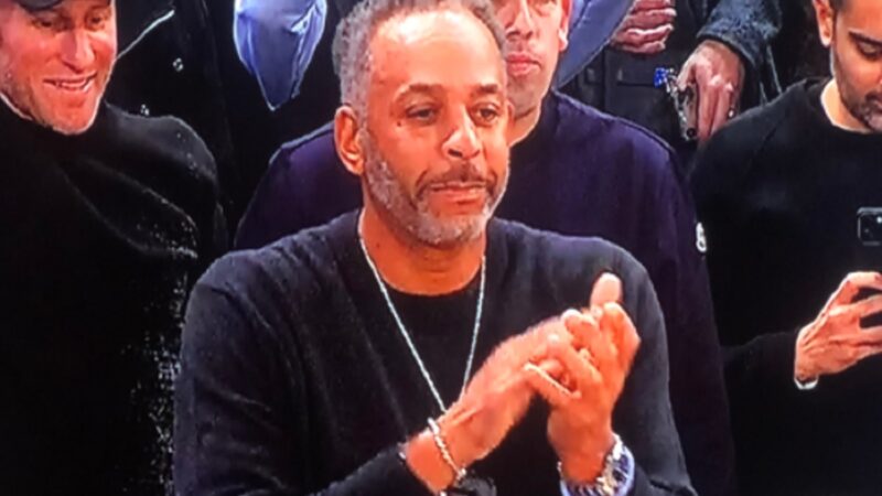 Dell Curry claps