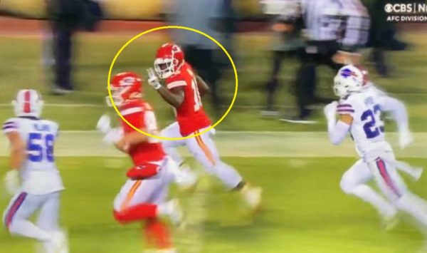 Tyreek Hill gives a peace sign