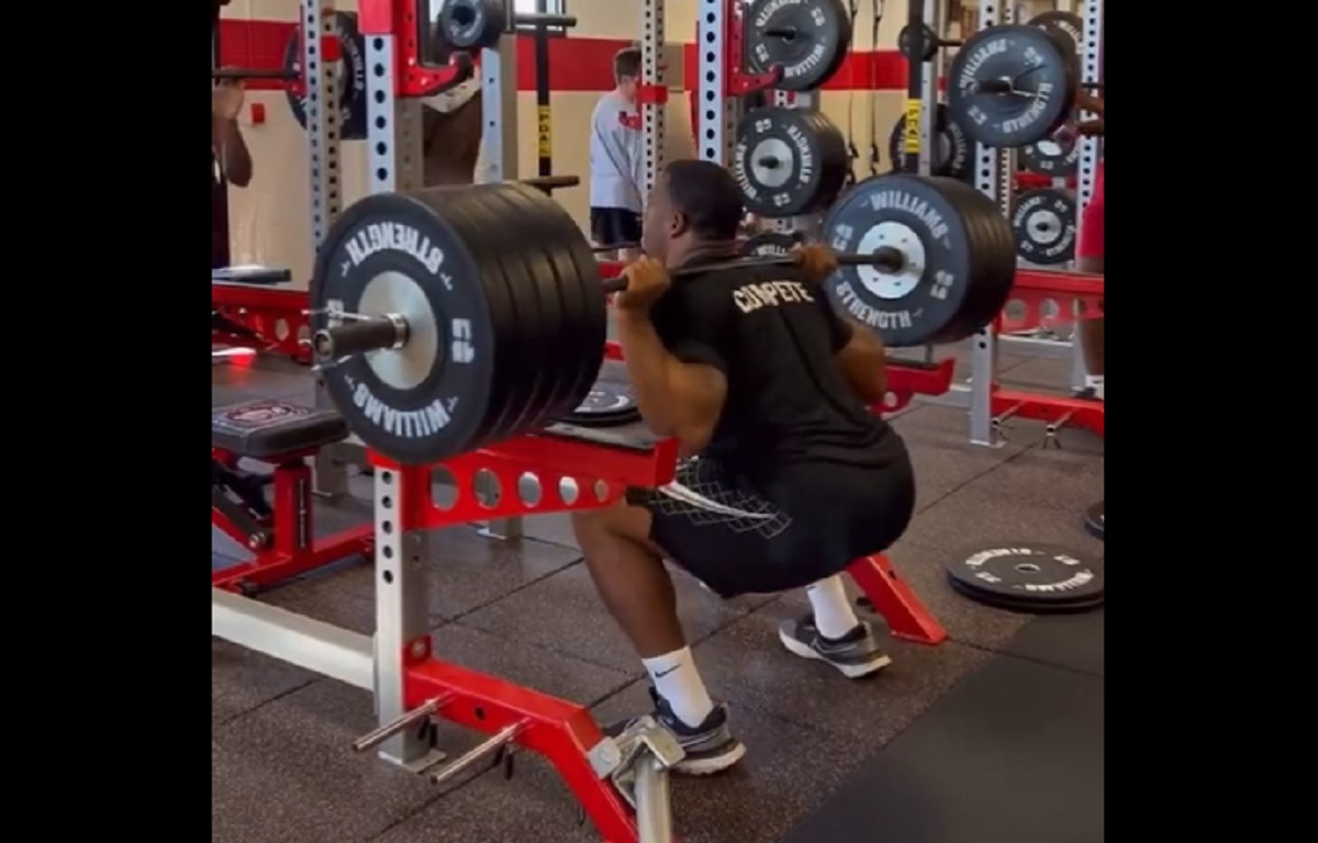 Nick Chubb squatting 675 pounds 