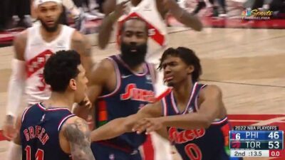 Danny Green pushed by Tyrese Maxey