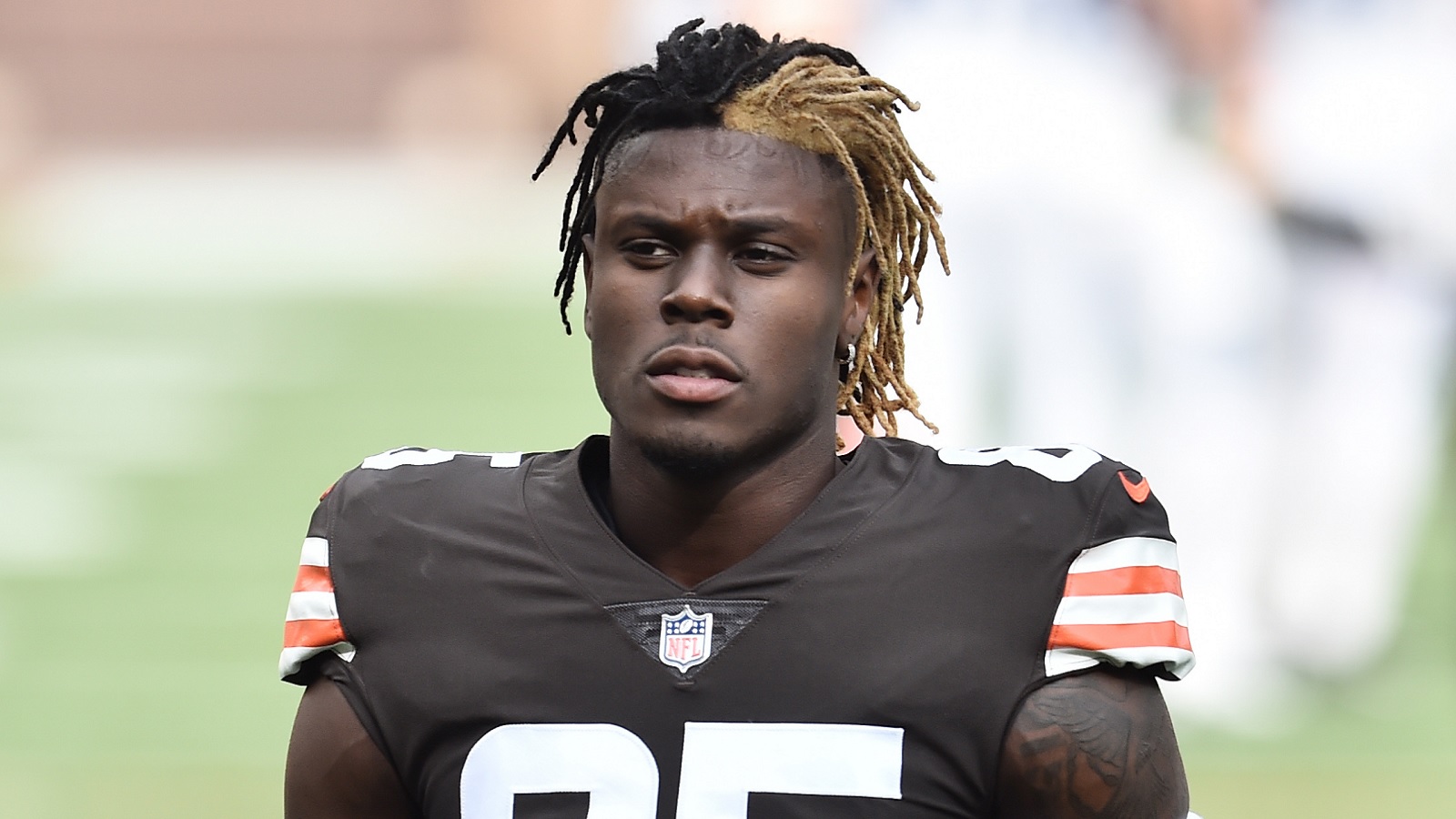 Browns franchise tag tight end David Njoku