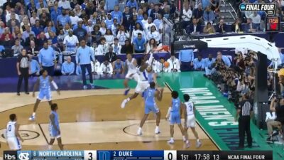 Mark Williams dunks the ball
