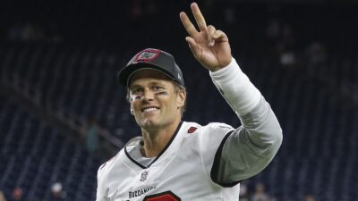 Tom Brady puts up his hand