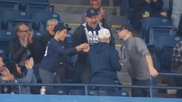 Blue Jays fan gives Yankees fan a ball