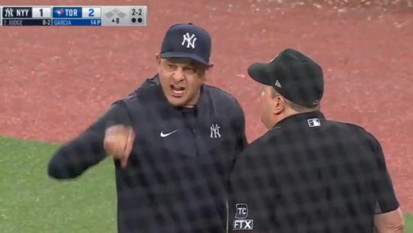 Aaron Boone argues with the ump