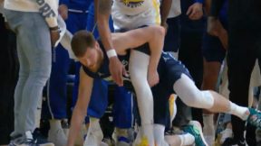 Davis Bertans and Damion Lee tangled up