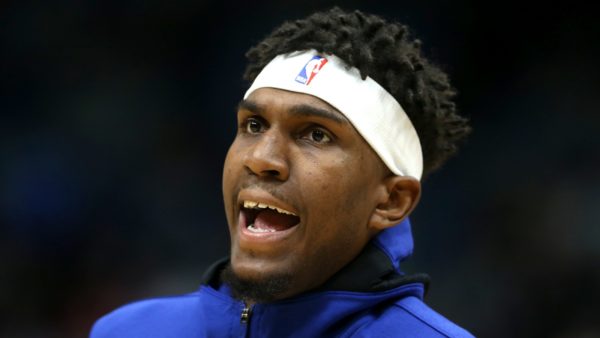 Kevon Looney wearing a headband