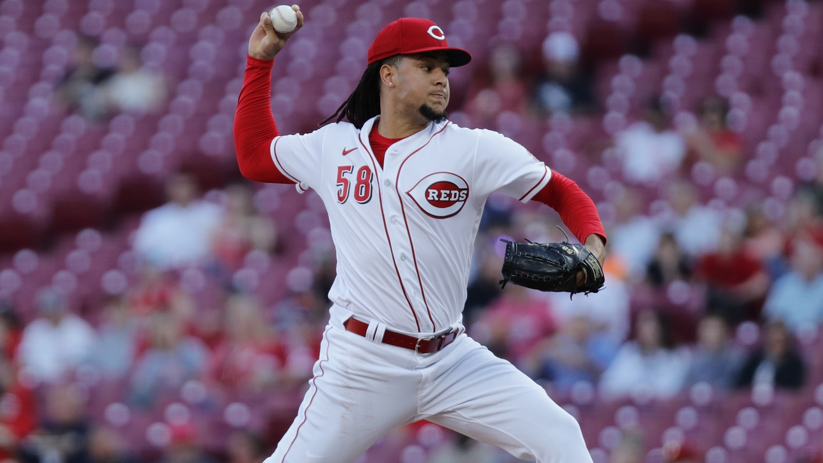 Mariners acquire Luis Castillo in trade with Reds