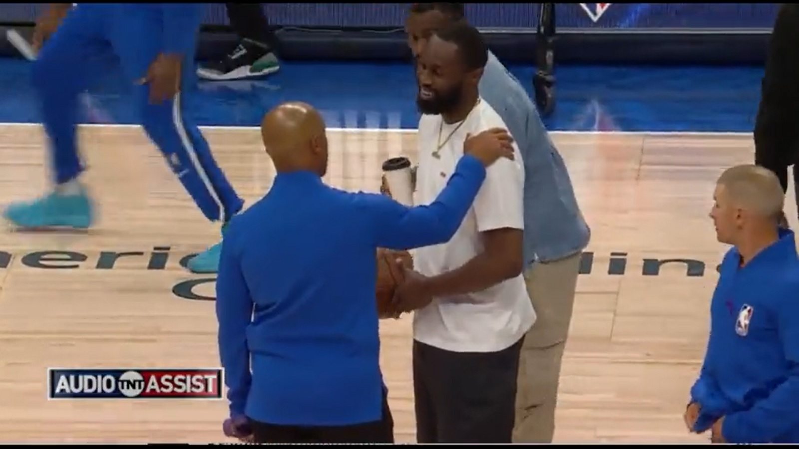 Video shows Mavericks' Theo Pinson blowing off referee's request
