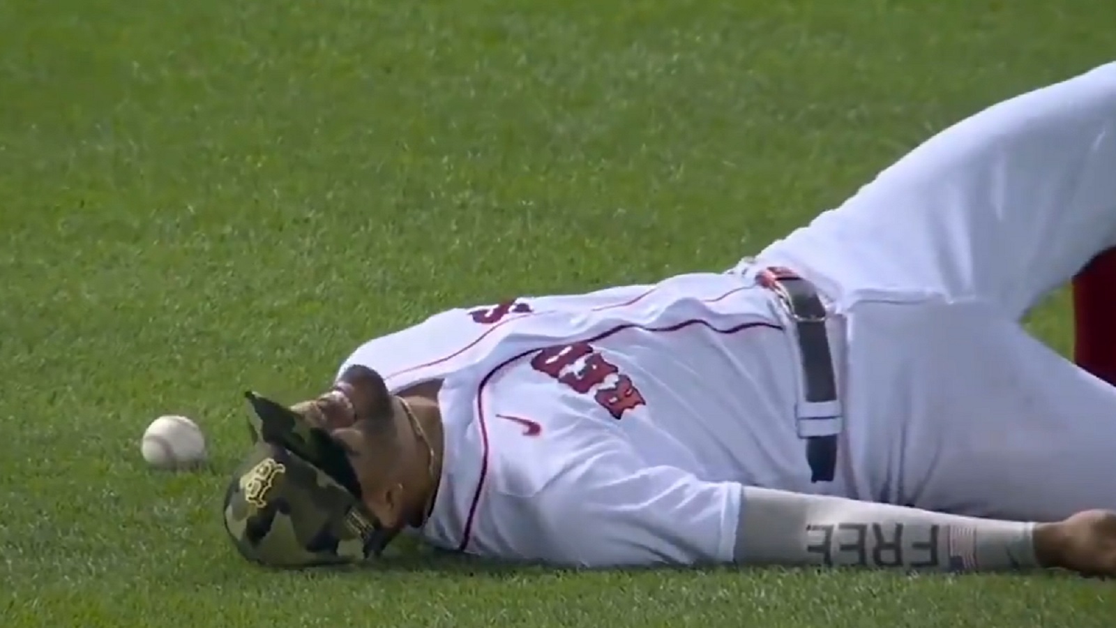 Xander Bogaerts leaves game after collision with Alex Verdugo