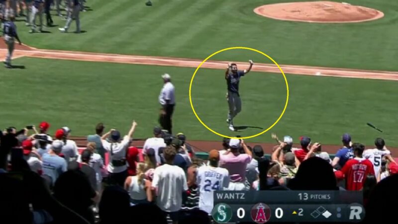 Jesse Winker walking towards the dugout