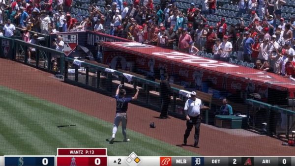 Jesse Winker flips off the fans