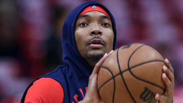 Devonte Graham warms up