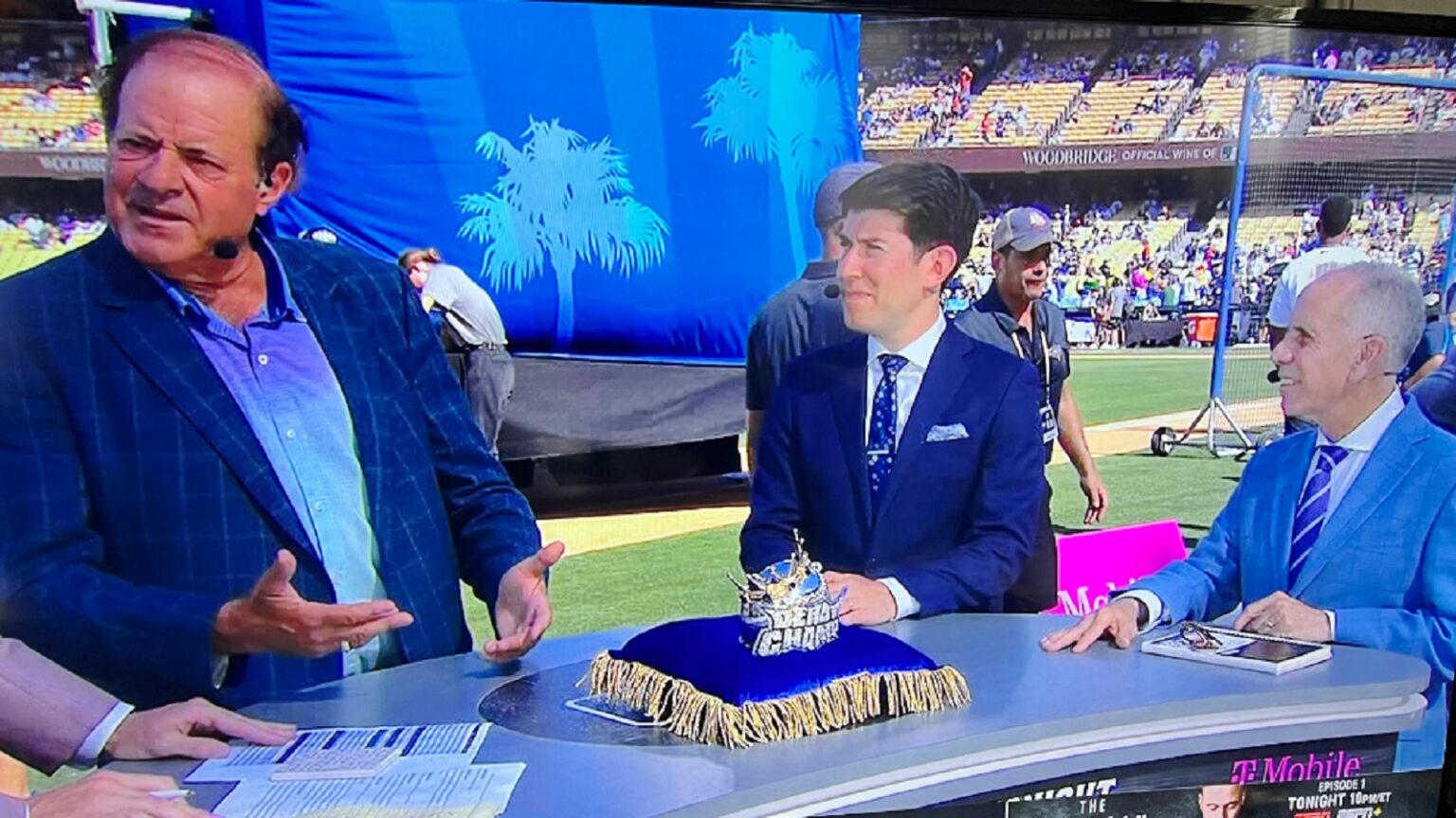 Picture of Chris Berman towering over ESPN analysts goes viral
