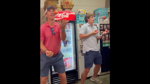 Eli Manning and Arch Manning juggling apples.