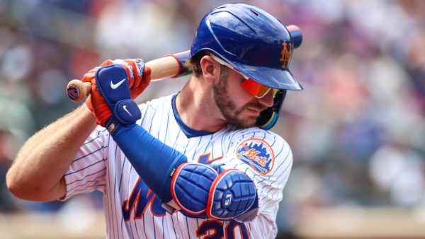 Pete Alonso swinging a bat