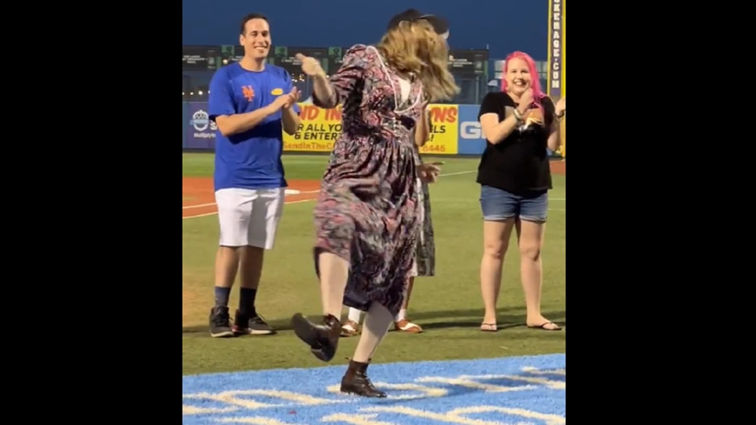 Video Minor league team holds great Elaine dance contest on 'Seinfeld