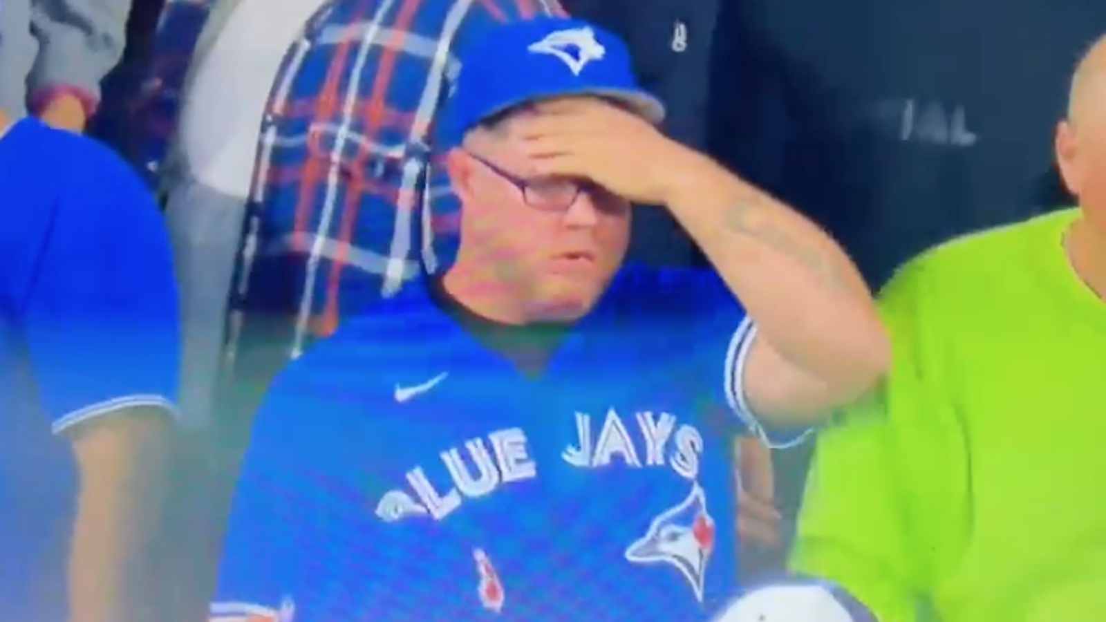 Blue Jays fan Frankie Lasagna just misses catching Aaron Judge's 61st home  run ball