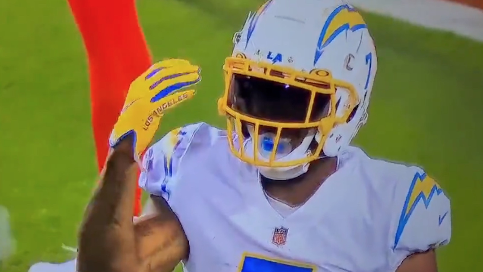 Football has magnetic attraction to Los Angeles Chargers Gerald Everett on  TE's one-handed catch