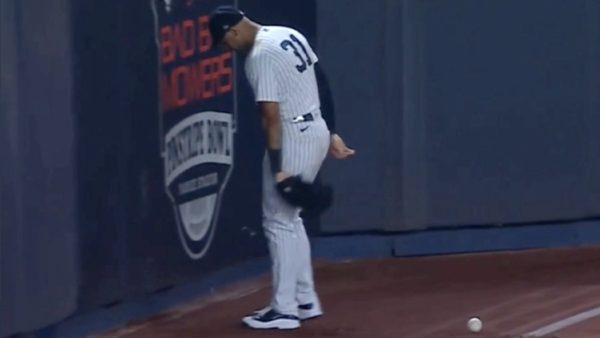 Aaron Hicks faces the wall