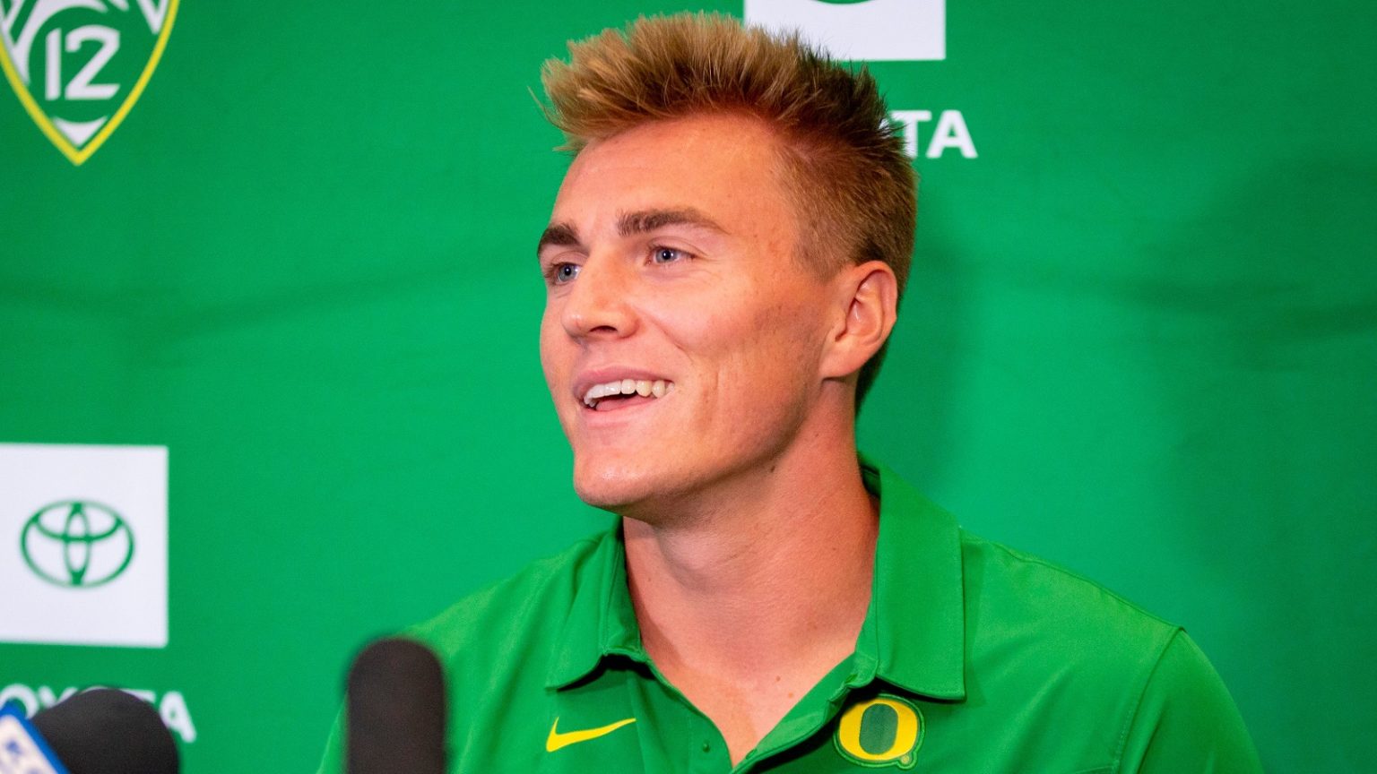 Bo Nix's Oregon Debut Features Awful Interception