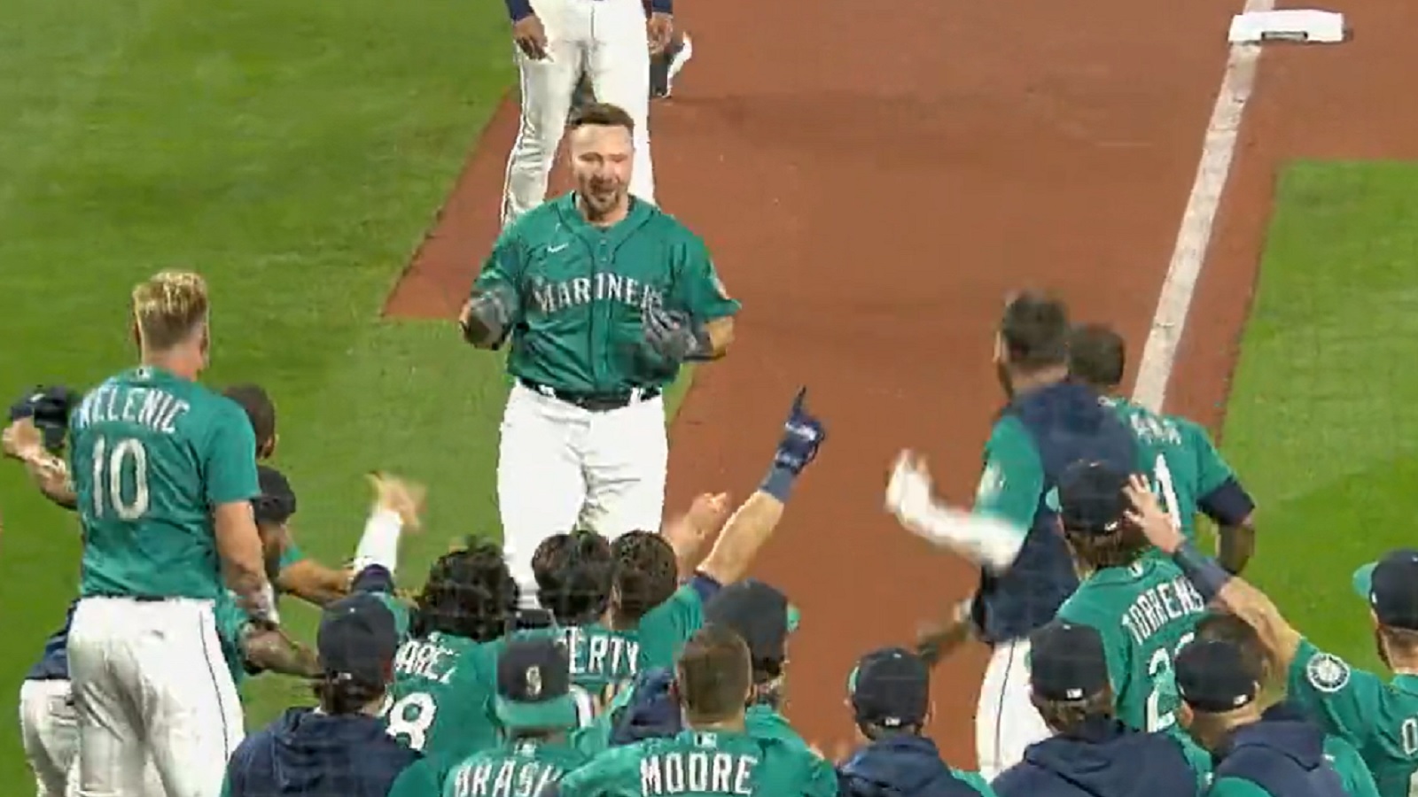 Walk-off home run sends Mariners to postseason for first time since 2001