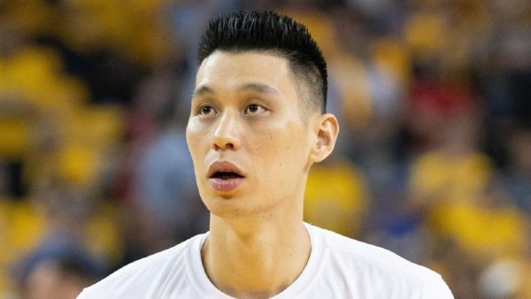 Jeremy Lin looking on