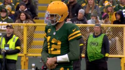 Aaron Rodgers grabs his hand
