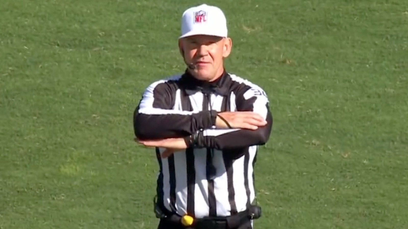 NFL ref Clete Blakeman makes bungled penalty announcement, laughs