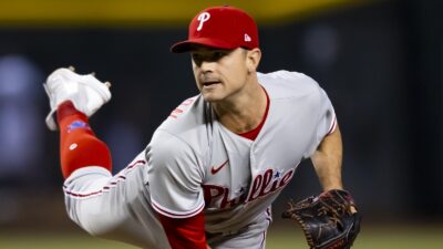 David Robertson throwing a pitch