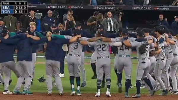 The Seattle Mariners celebrating in a circle