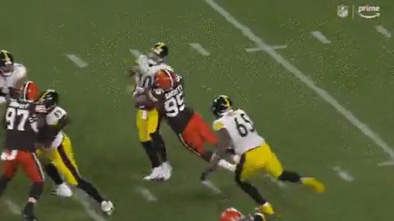 Myles Garrett tackles Mitch Trubisky