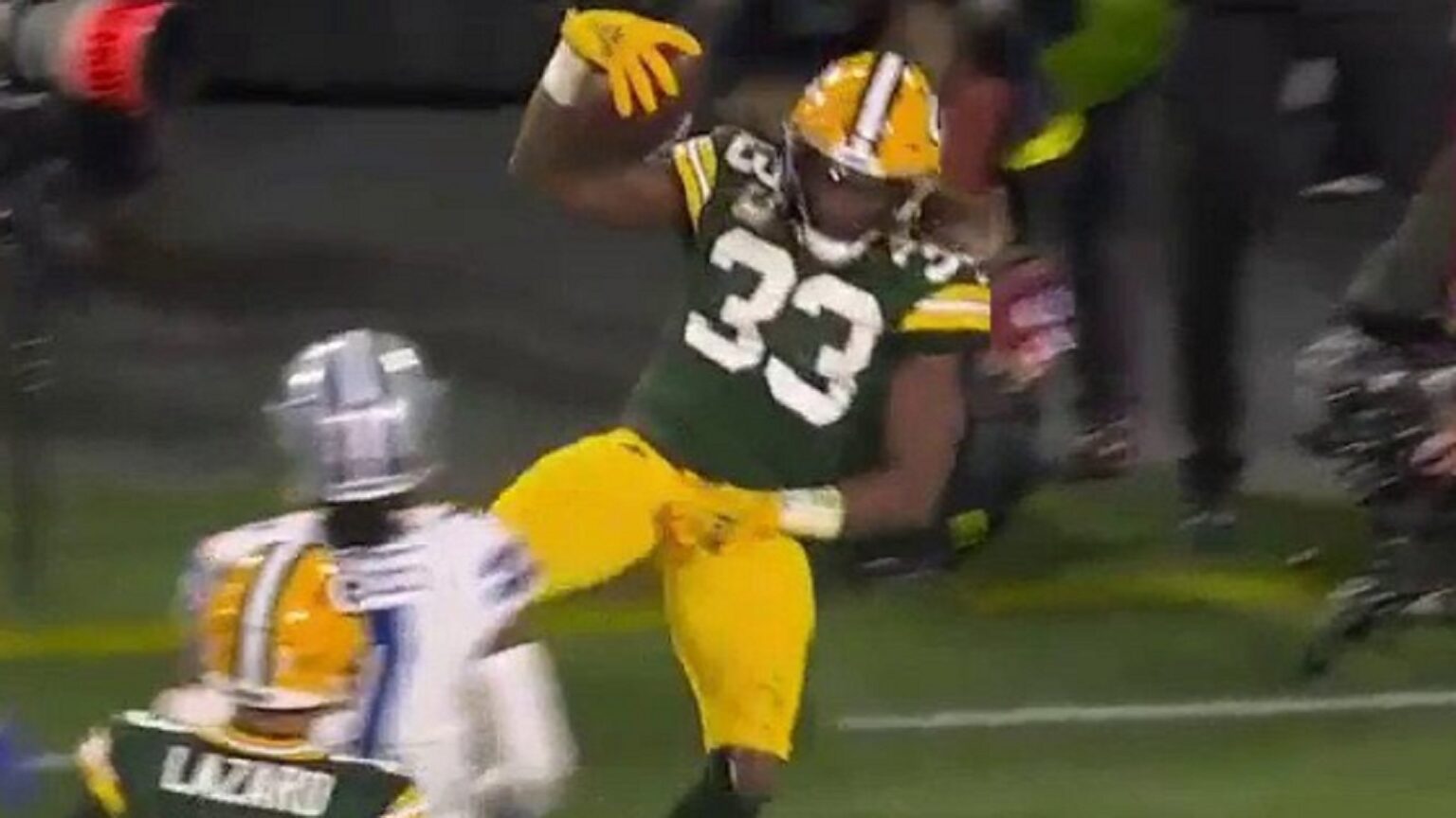 Aaron Jones pays tribute to Marshawn Lynch with TD celebration