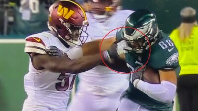 Jamin Davis grabs Dallas Goederts facemask
