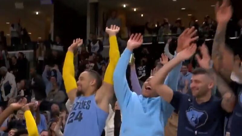 Memphis Grizzlies players doing the wave