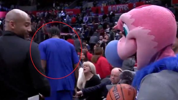 Kawhi Leonard ignoring the Clippers mascot