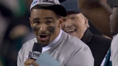 Jalen Hurts leads Eagles fans in song