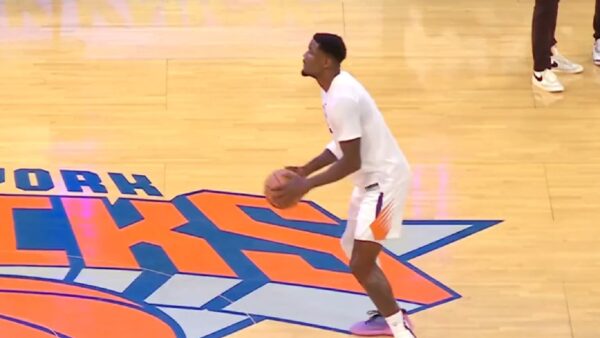 DeAndre Ayton holding the ball