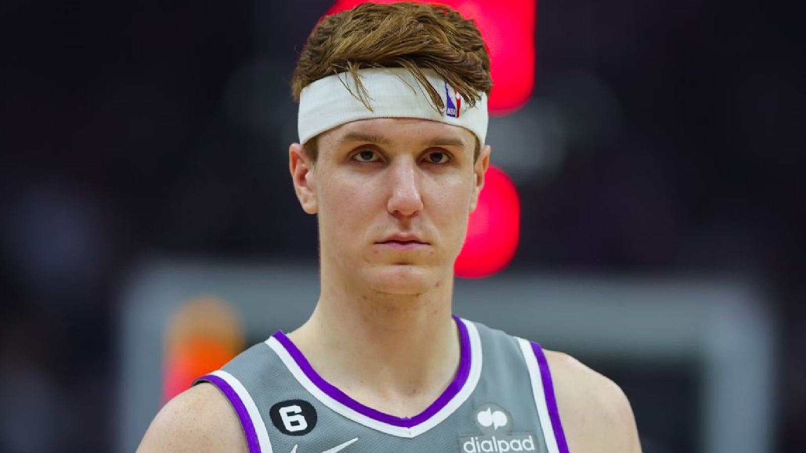 Kevin Huerter of the Sacramento Kings adjusts his headband during the  Nieuwsfoto's - Getty Images
