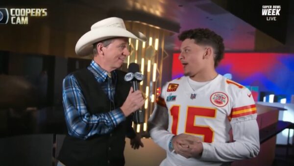 Cooper Manning talks to Patrick Mahomes