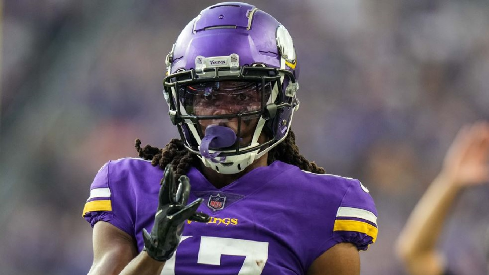 Vikings' receiver KJ Osborn helps rescue man from burning car