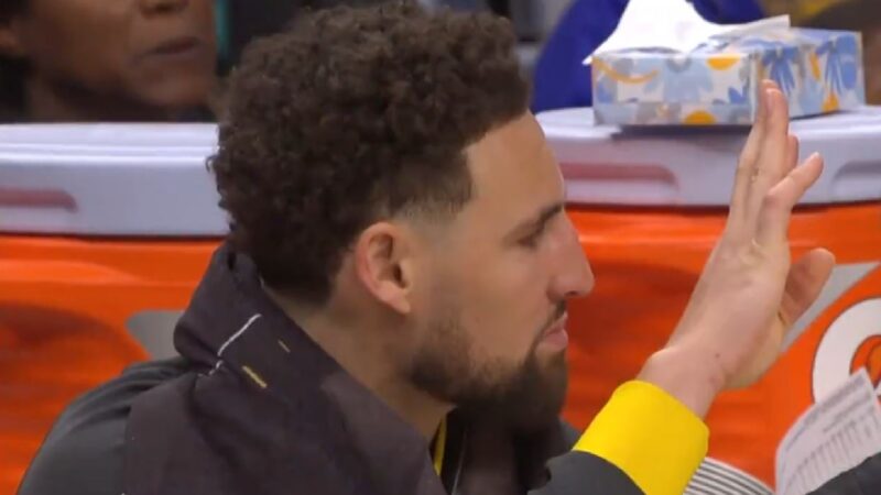 Klay Thompson holding up four fingers