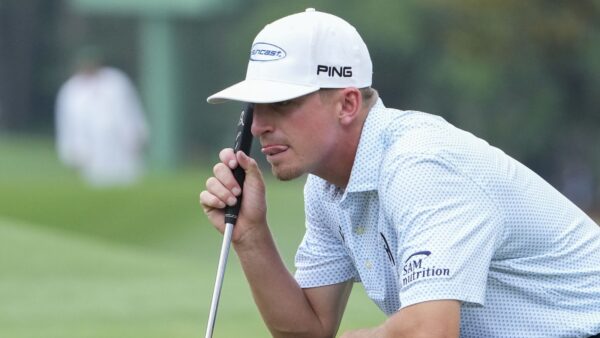 Sam Bennett lining up a putt