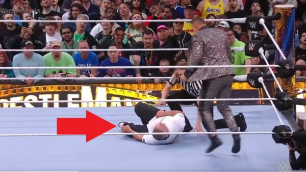 Shane McMahon grabs his knee