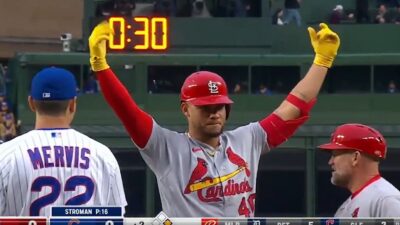 Willson Contreras raises his arms