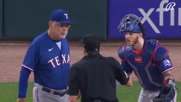 Bruce Bochy talks to the umpire