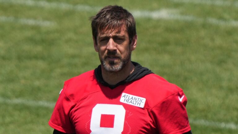 Aaron Rodgers appears to suffer familiar injury during practice