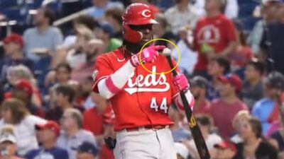 Elly De La Cruz points to his bat