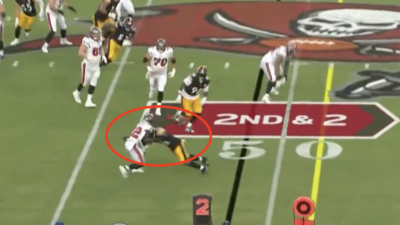 Steelers linebacker Kwon Alexander tackling Buccaneers RB Chase Edmonds